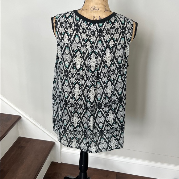 Pure Energy Black and White Geometric Sleeveless Blouse - Picture 4 of 5